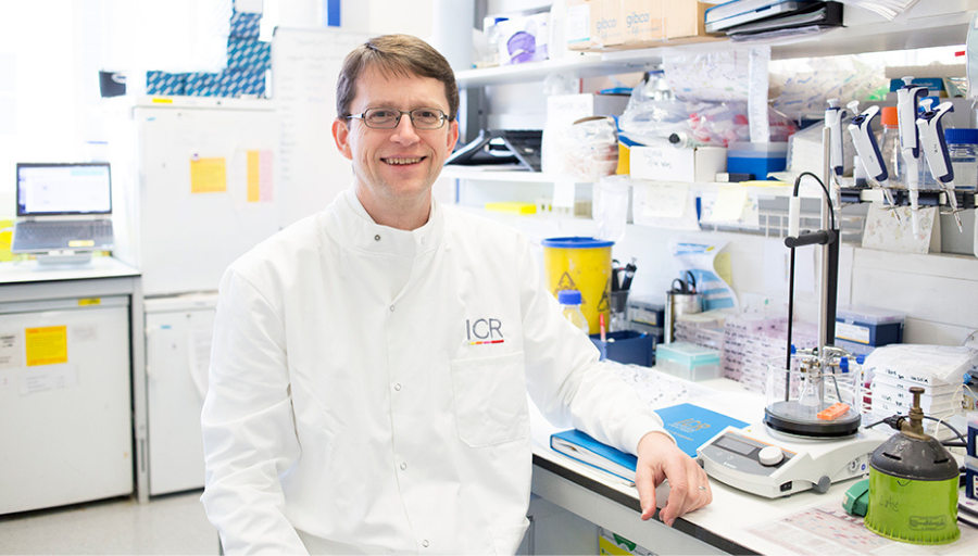 ICR_London's tweet photo. 🏆 Professor Nick Turner has been awarded the 2022 @pezcoller-@EACRnews Translational #Cancer Researcher Award - congratulations! 

The award was given for his work into new therapies and the development of a liquid biopsy test for #BreastCancer patients. https://t.co/xrJjE60zb7