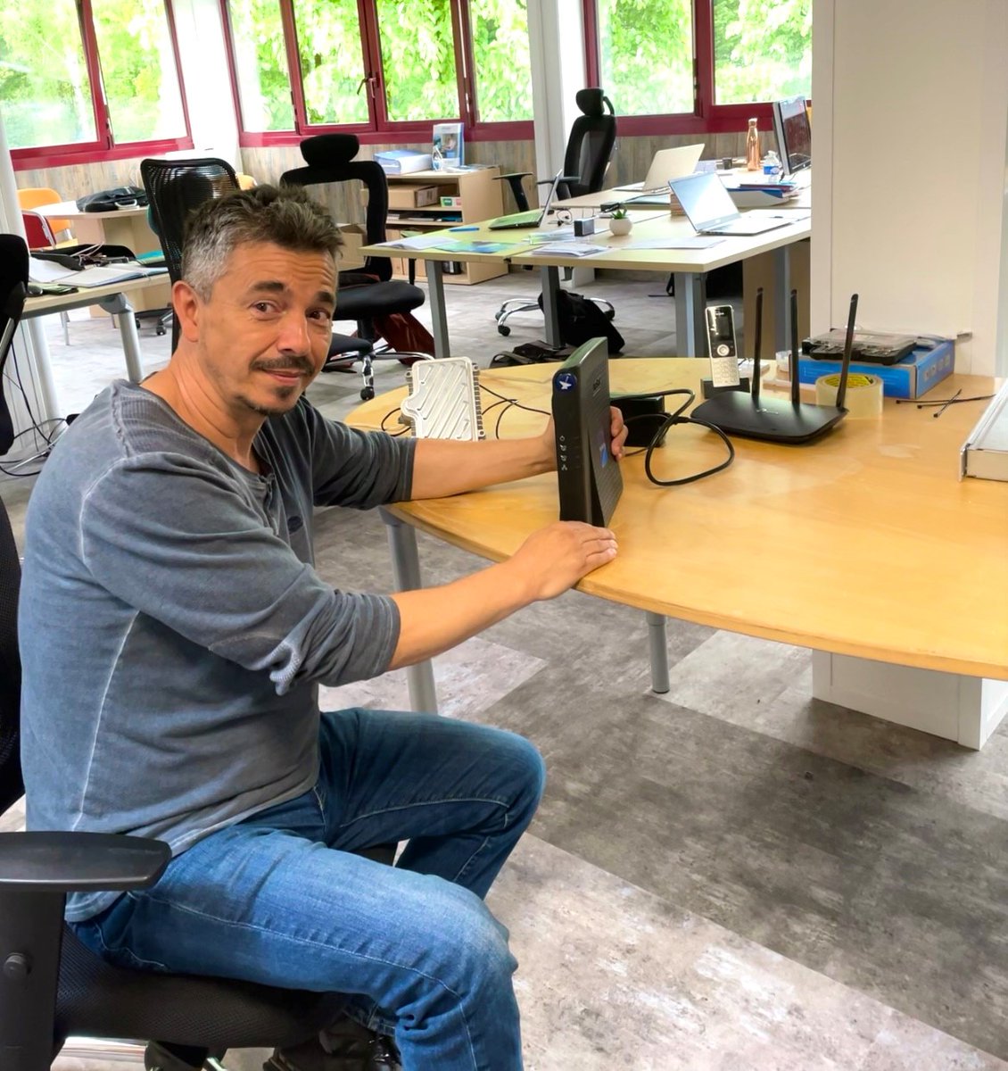 Numerisat73's tweet photo. Nous aimerions vous présenter Philippe Barata👏
Depuis septembre, il est devenu l'un de nos installateurs majeurs de notre entreprise.👨‍🔧🛰️
Sa mission ? Il intervient auprès de nos clients afin de leur fournir une connexion internet Haut Débit !🌐📶
#entreprise #metiers #satellite https://t.co/ggEgI4I9yd
