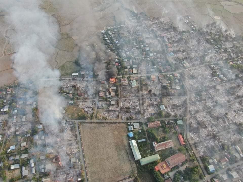 sirotek's tweet image. ทหารพม่าเผาหมู่บ้านประชาชนราบเป็นหน้ากลอง ตายทันที 3 ก่อเหตุอำมหิตตั้งแต่วันที่ 1 พ.ค. เผาหลายหมู่บ้านพร้อมกันในวันเดียว ปล้นของมีค่าไปหมด ส่งเฮลิคิปเตอร์ยิงซ้ำอีกในวันที่ 3 ทำแบบนี้ต่อเนื่อง จุดเกิดเหตุล่าสุดคือหมู่บ้านอิดสี่ในเมืองกะเล่ #WhatsHappeningInMyanmar