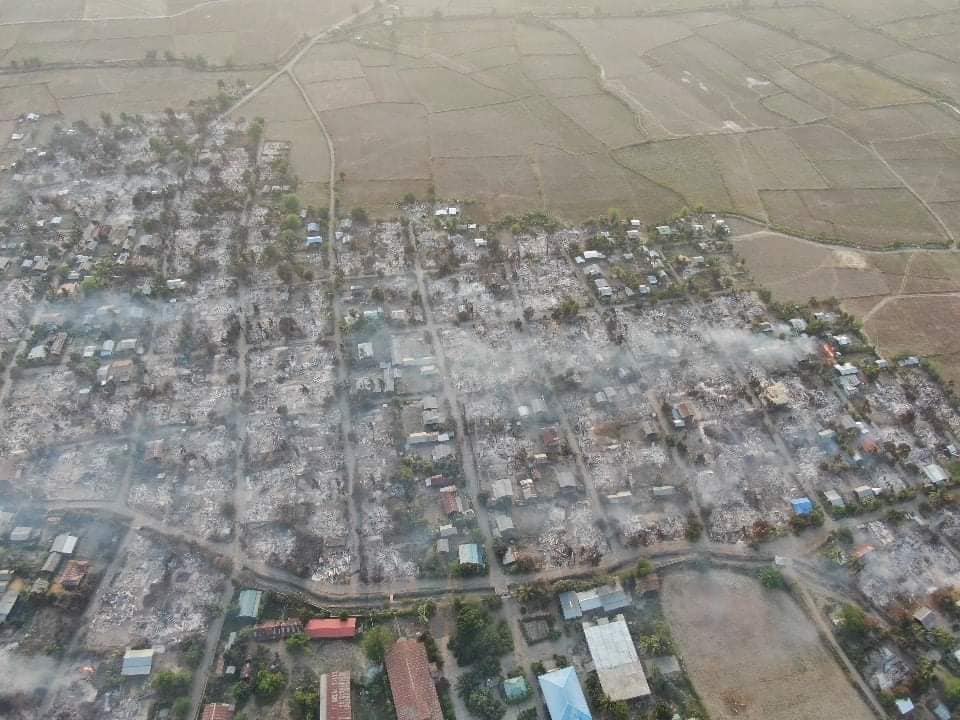 sirotek's tweet image. ทหารพม่าเผาหมู่บ้านประชาชนราบเป็นหน้ากลอง ตายทันที 3 ก่อเหตุอำมหิตตั้งแต่วันที่ 1 พ.ค. เผาหลายหมู่บ้านพร้อมกันในวันเดียว ปล้นของมีค่าไปหมด ส่งเฮลิคิปเตอร์ยิงซ้ำอีกในวันที่ 3 ทำแบบนี้ต่อเนื่อง จุดเกิดเหตุล่าสุดคือหมู่บ้านอิดสี่ในเมืองกะเล่ #WhatsHappeningInMyanmar