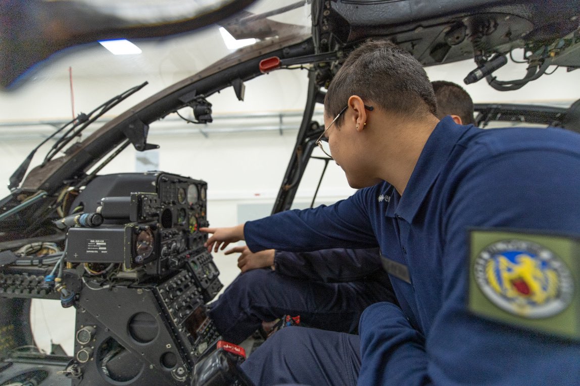 DRHATofficiel's tweet photo. Le 3 mai, le général commandant la #formation de la #DRHAT, a inauguré le nouveau bâtiment destiné à la filière professionnelle de #maintenance des matériels #aéronautiques de la future École militaire préparatoire et technique. Un cadre pédagogique hors-norme pour les élèves !🚁 https://t.co/oLFLso1bbJ