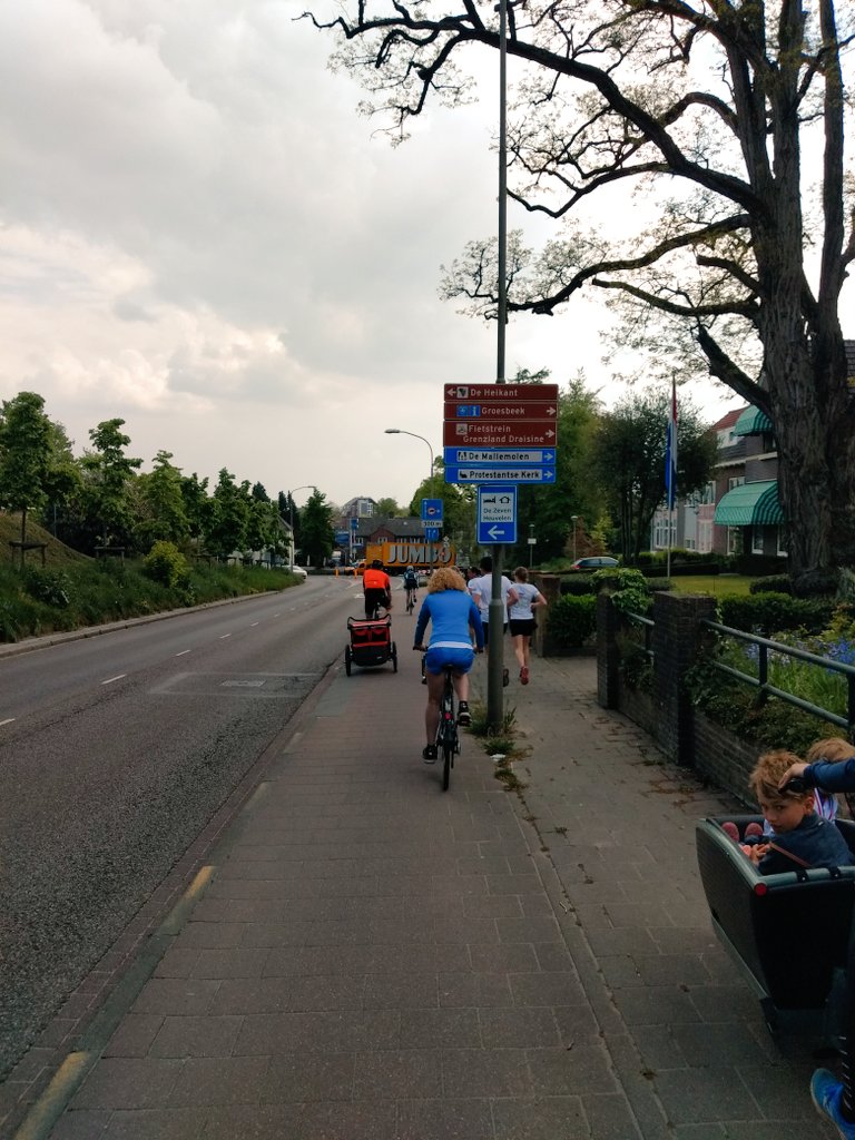MarcoCillessen's tweet photo. Estafetteloop met Bevrijdingsvuur van Wageningen naar grens bij Kranenburg komt door Groesbeek. Vanaf de grens neemt een Duitse ploeg het van hen over. https://t.co/RgBjZjjoYV