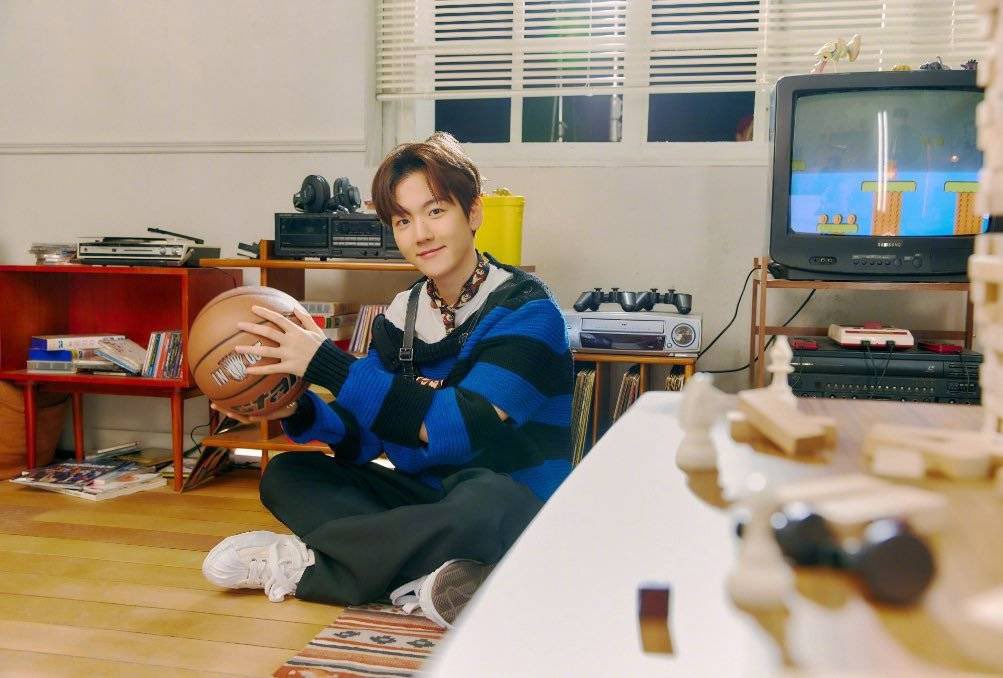 hourlyEXO's tweet photo. REPLY THE HASHTAGS FOR #BAEKHYUN

#터래기야_큥생일축하해_보내줘
#해피큥데이
#HappyBaekhyunDay
#31LightRaysUponBaekhyun https://t.co/PIV5TIWu5B