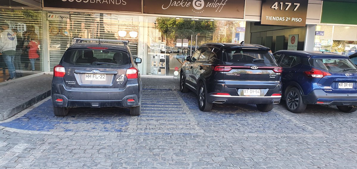 vjerita9's tweet photo. @MuniVitacura por favor pintar más marcado el espacio de discapacidad en stripcenter nueva costanera con isabel montt. Autos sin carnet de discapacidad https://t.co/PklHzeNZEN