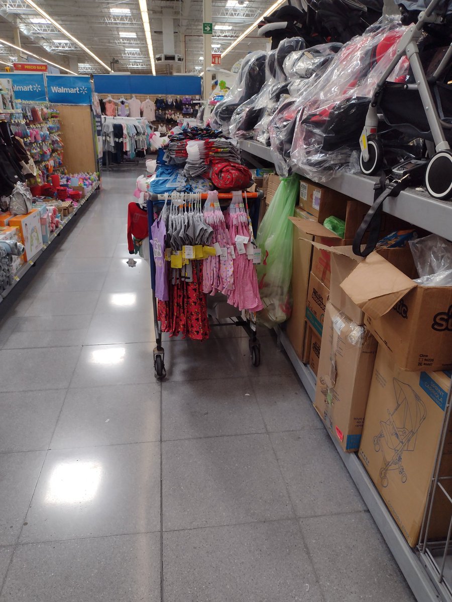 robinfern3's tweet photo. @WalmartMexico 
fui a Walmart granplaza y como siempre no había carritos de compras en ninguna parte.  Caminé por la tienda y tomé estas fotos que muestran al personal y los proveedores usando todos los carritos.  qué estúpido puedes ser sin dejar que los clientes compren cosas. https://t.co/3Q3vkTDMOn