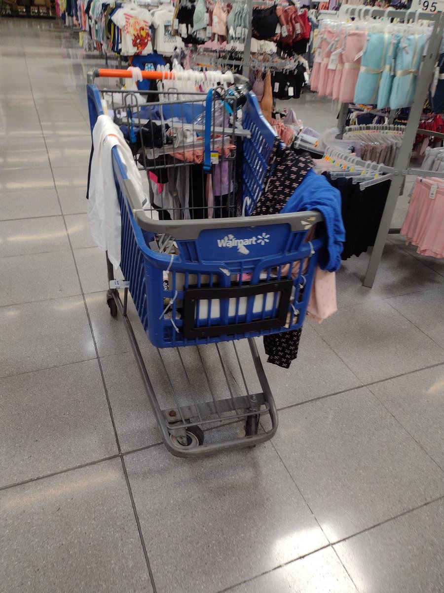 robinfern3's tweet photo. @WalmartMexico 
fui a Walmart granplaza y como siempre no había carritos de compras en ninguna parte.  Caminé por la tienda y tomé estas fotos que muestran al personal y los proveedores usando todos los carritos.  qué estúpido puedes ser sin dejar que los clientes compren cosas. https://t.co/3Q3vkTDMOn