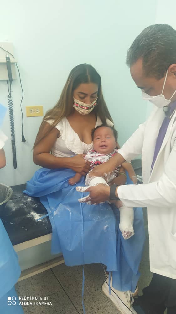 ivssguacara's tweet photo. #05MayoIvssguacara Apoya con #Isumos a paciente Lactante Mayor de 8 Meses de Edad con IDX: Pie Equino Bilateral para su Inmovilización Gracias a  la pdta y Ministra de Salud @MagaGutierrezV al pdte @NicolasMaduro  #PorUnSeguroMásSocial #PorLaMadreTierra  @ivssoficial https://t.co/NN2gCR7tgO