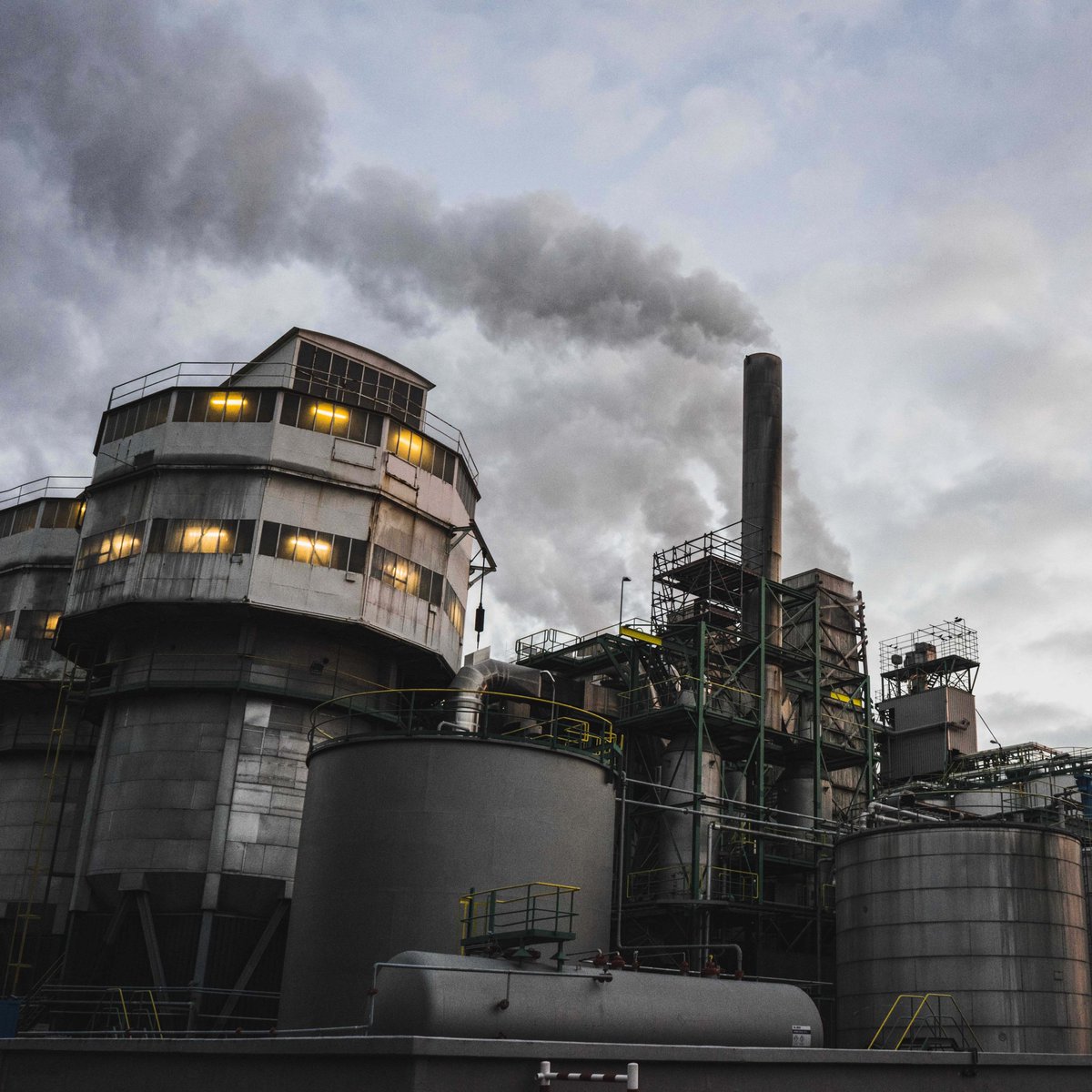 Die Unternehmen sind gefragt 🏭
Um den Energieverbrauch sowie die CO2-Emissionen in der Schweiz langfristig senken zu können, muss die Energieeffizienz in den Unternehmen deutlich verbessert werden. Denn der Verbrauch von Firmen trägt wesentlich zum hiesigen Gesamtverbrauch bei.