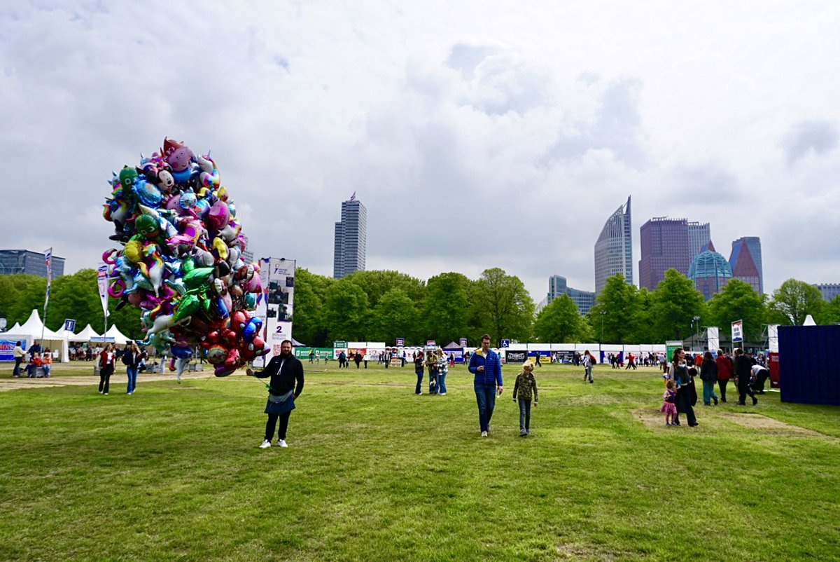 ol2016's tweet image. Lekker eten op de Lange Voorhout in #DenHaag  #bevrijdingsdag #bevrijdingsfestival