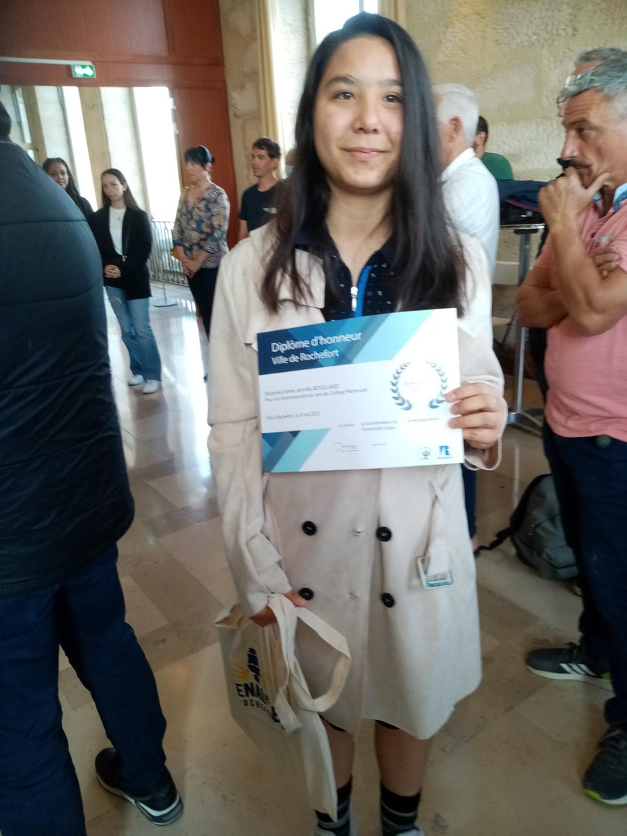 clgpierreloti's tweet photo. Remise officielle du diplôme des jeunes méritants 2021 par M. le maire et le conseil des sages de Rochefort à une élève de 3ème, Jennifer BOUILLAUD. Bravo ! @DSDEN17 @acpoitiers @SMarcilly @herveblanche @RenvoiseN https://t.co/h6W27vWT8D