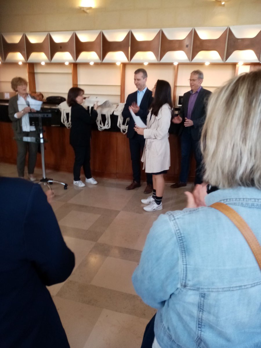 clgpierreloti's tweet photo. Remise officielle du diplôme des jeunes méritants 2021 par M. le maire et le conseil des sages de Rochefort à une élève de 3ème, Jennifer BOUILLAUD. Bravo ! @DSDEN17 @acpoitiers @SMarcilly @herveblanche @RenvoiseN https://t.co/h6W27vWT8D