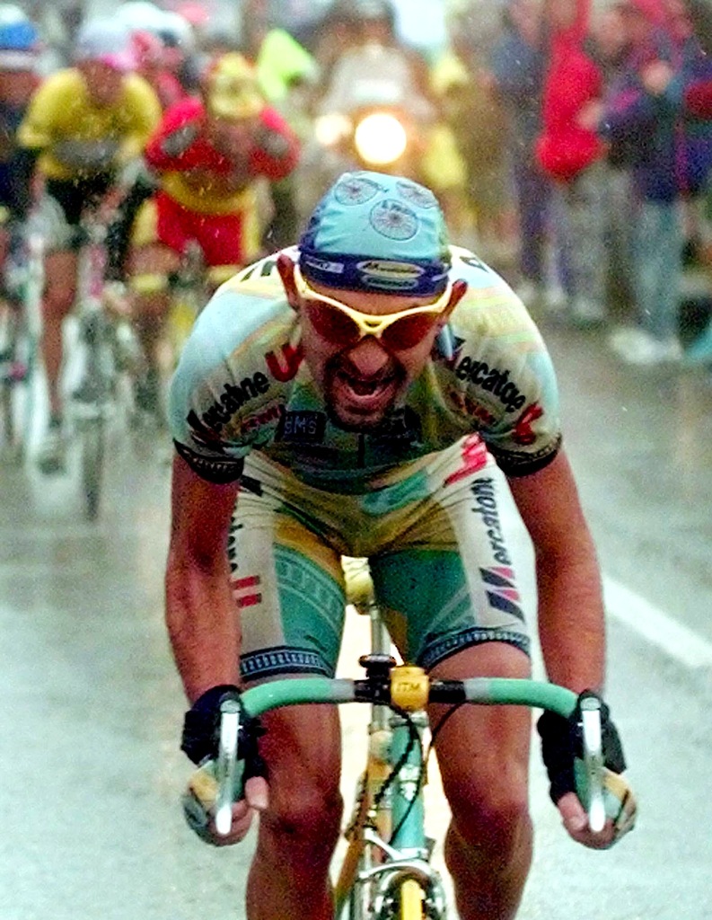 davidguenel's tweet photo. Instant décisif : Marco Pantani va chercher le maillot aux Deux Alpes. Derrière, Ullrich n'est déjà plus qu'une ombre jaune (Tour 1998). https://t.co/ikh906nfpt
