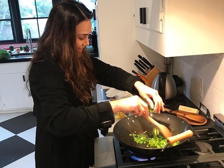 realpreityzinta's tweet photo. Cooking is one of my favourite things 🤩 Can you guess what’s cooking ? #ting

#throwbackthursday #kitchendiaries https://t.co/b7FYEnj8GU