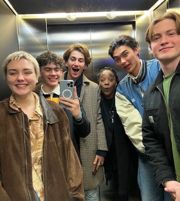 Heartstopper cast 🫶🏻 mirror selfies