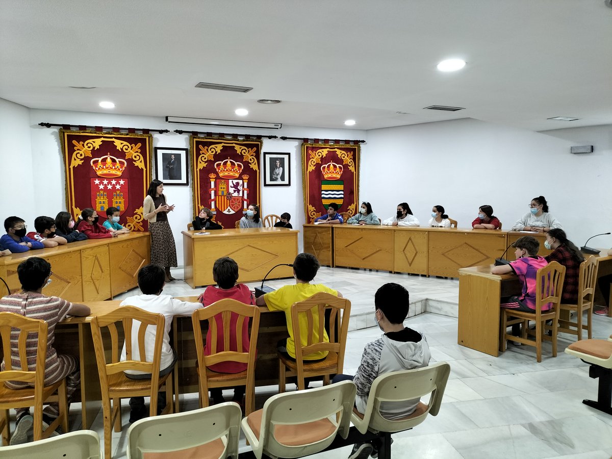 Después hemos sido recibidos por la alcaldesa de <a href="/AytCiempozuelos/">Ayto de Ciempozuelos</a> y parte de su equipo de gobierno en el salón de plenos. Gracias <a href="/Raquel_Jimeno/">Raquel Jimeno</a> @RosaRevuelta6 <a href="/sandrapcrespo/">Sandra Pérez Crespo</a> por vuestra atención y cercanía.  <a href="/CeipVenturaRod1/">CEIP Ventura Rodríguez - Ciempozuelos</a>