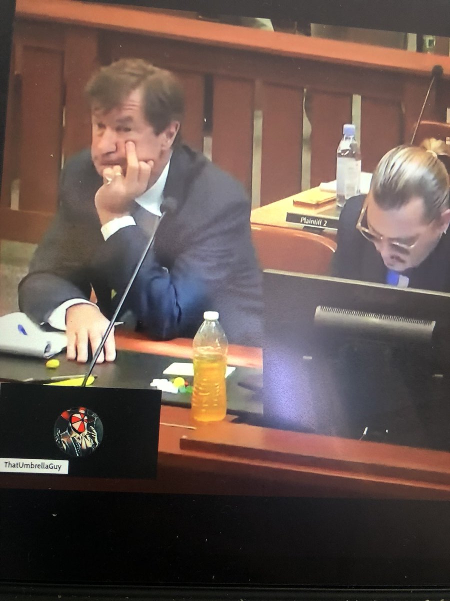 noneyabizzus's tweet photo. Not Ben Chew subtly giving her the finger!!! 😭 #JohnnyDeppVsAmberHeard #JusticeForJohnny https://t.co/Av80yvk8dP