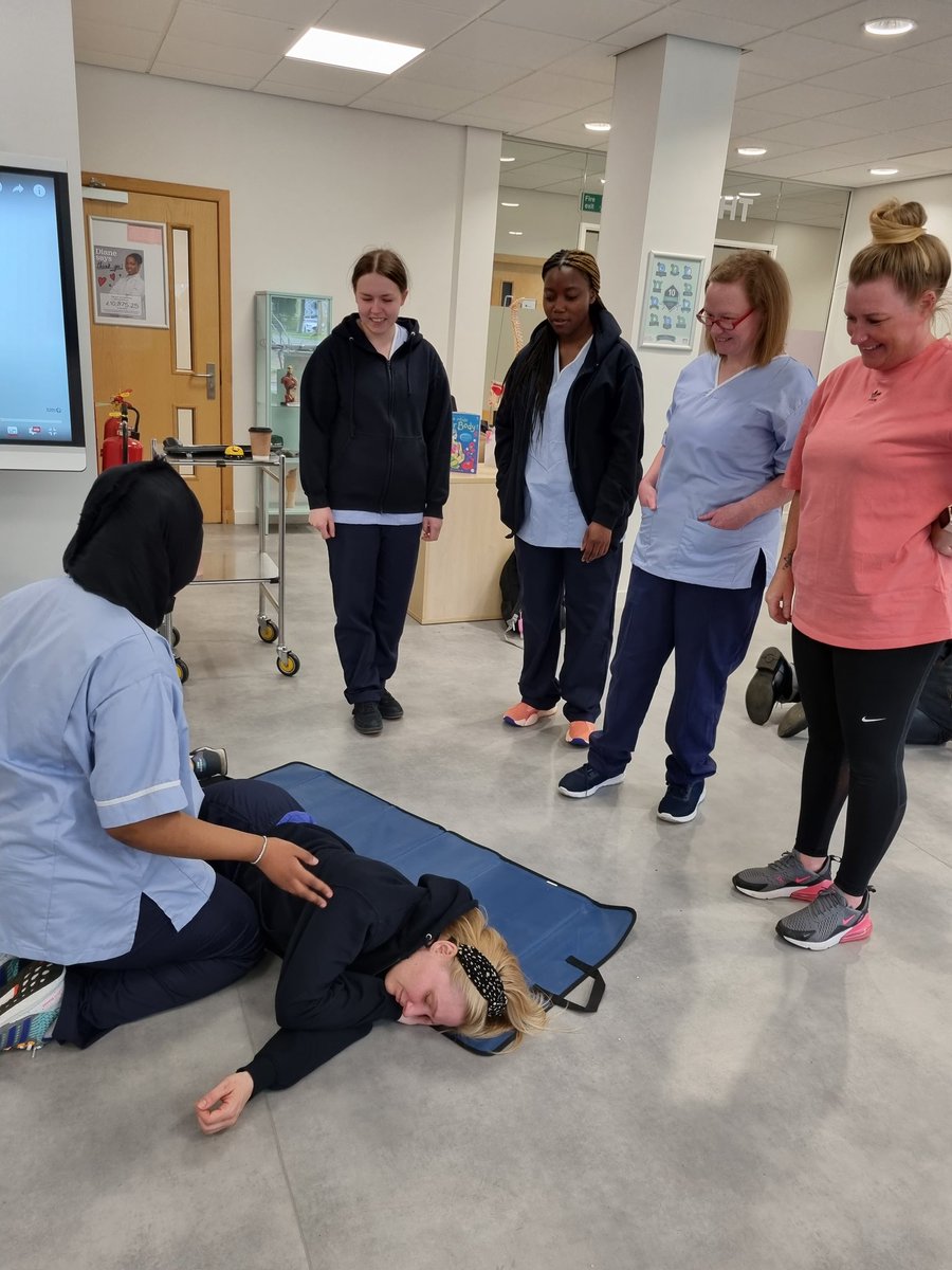 HeyCarlyGray's tweet photo. Great work from our SWAP Access to Nursing students in the digital care hub today! Introduction to First Aid! 
@edinburghcoll https://t.co/akK9Hoi0S9