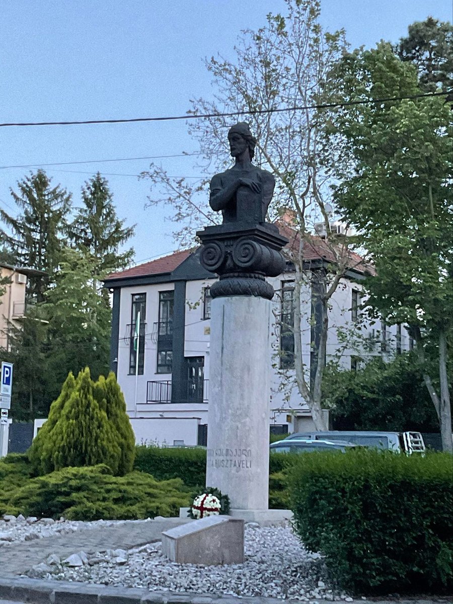 BudapestEmb's tweet photo. 🇬🇪🤝🇭🇺 #Diplo30GeoHun #30YrsOfDiplomaticRelations 
June 17, 2010 A monument to Shota Rustaveli was erected in Budapest (sculptor Merab Merabishvili)
In Jan 2011,upon decision of the Budapest Municipality, the square where the monument is located, was named after the poet. https://t.co/i7cbw9HQi4