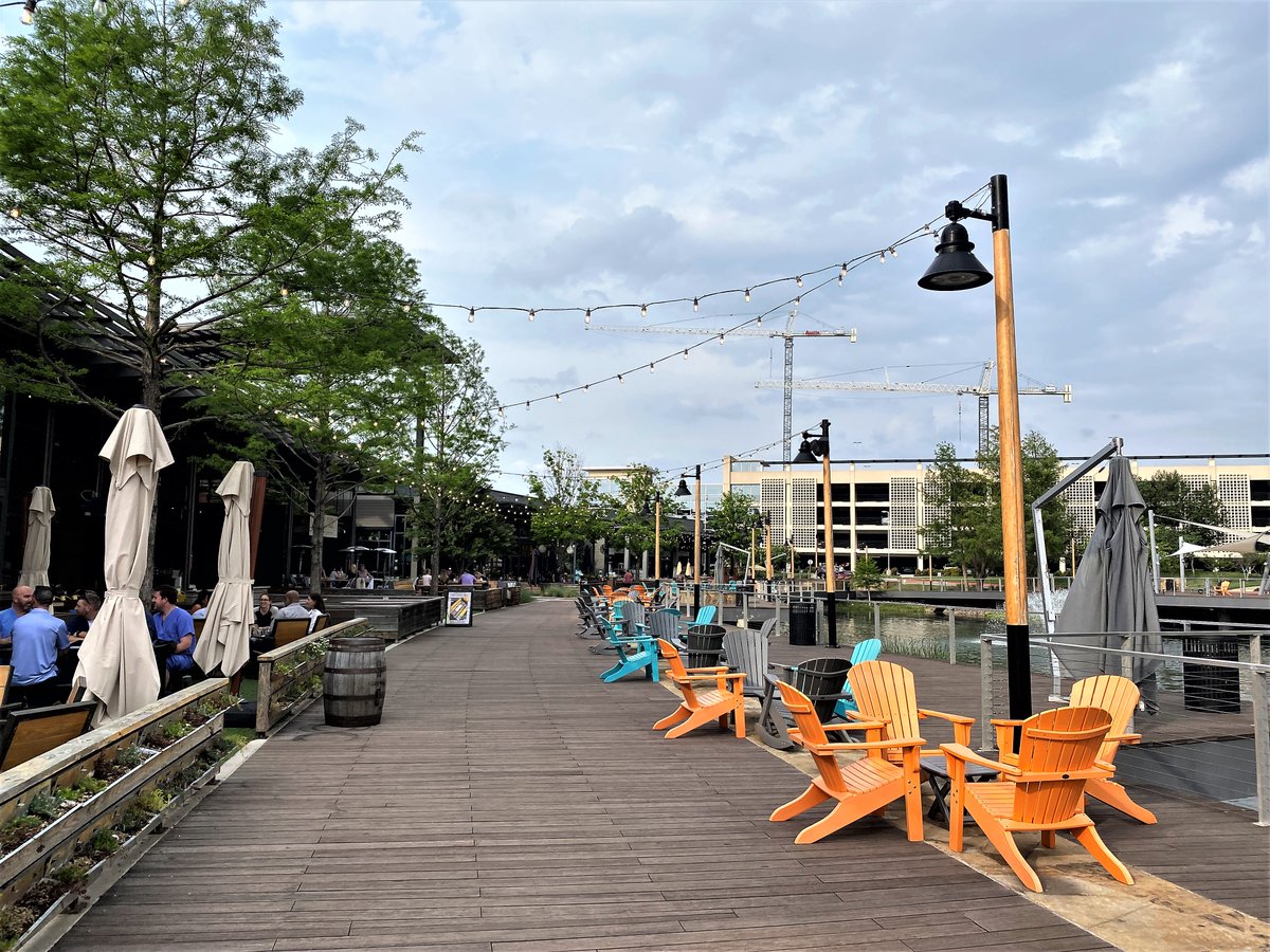 JanGibbonsCRE's tweet photo. Great night for dining on the patio @UnionBearBrew. #staffmeeting #Plano #diningoutside #goodfood https://t.co/d2eKQOkZtz