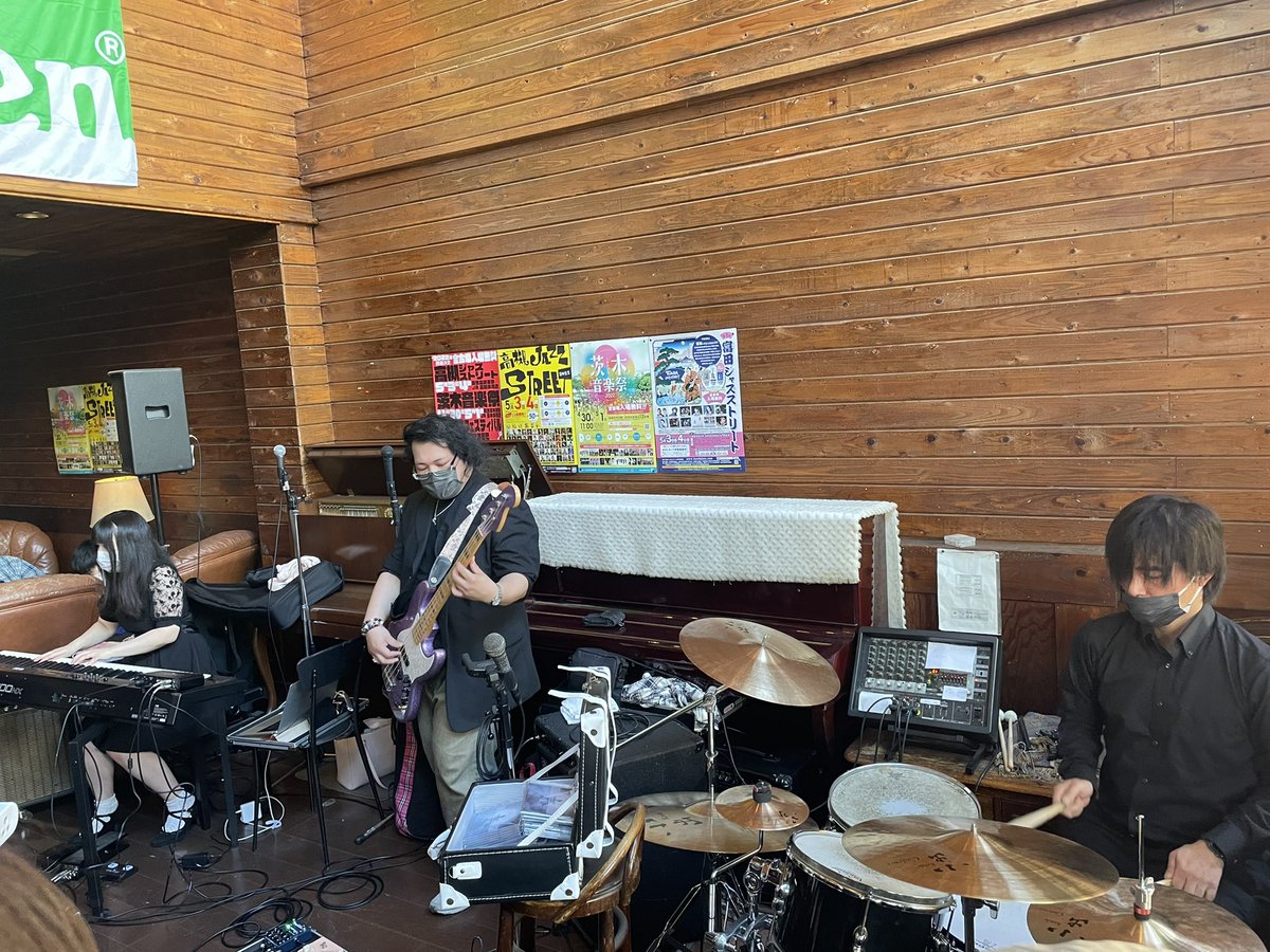 TRIPLET_JAPAN's tweet photo. 昨日は高槻ジャズストリートでのライブご覧いただいた皆様ありがとうございました！
写真などもいただきましてありがとうございます😀
無事に1st albumもリリースできました～。

次回のライブは7/31（日）に心斎橋FootRock&amp;BEERSにてスター★魂に出演させていただきます。お楽しみに！ https://t.co/QqJXhVhCqN