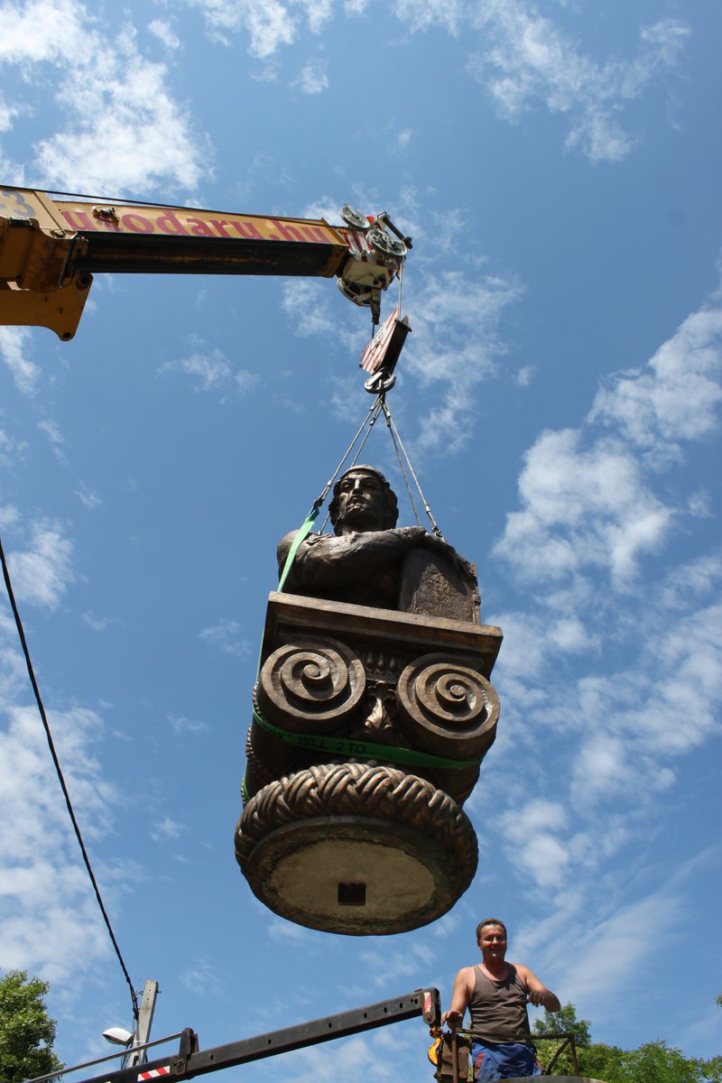 BudapestEmb's tweet photo. 🇬🇪🤝🇭🇺 #Diplo30GeoHun #30YrsOfDiplomaticRelations 
June 17, 2010 A monument to Shota Rustaveli was erected in Budapest (sculptor Merab Merabishvili)
In Jan 2011,upon decision of the Budapest Municipality, the square where the monument is located, was named after the poet. https://t.co/i7cbw9HQi4