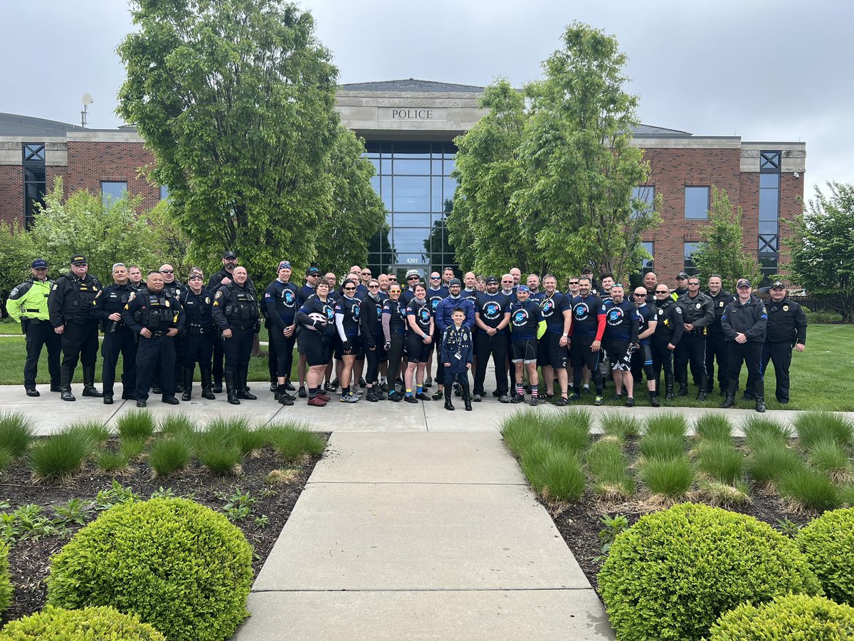 JOCOSHERIFF's tweet photo. This group is ready to ride! Our motorcycle deputies and other local officers will be ready ahead of them to make sure the roadway is clear and safe. #RidefortheFallen https://t.co/N8Gji1cwSB