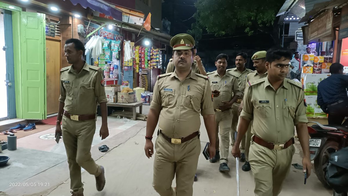 kushinagarpol's tweet photo. #SP_KSN @dhawalips के निर्देशन में थाना विशुनपुरा पुलिस टीम द्वारा थाना क्षेत्रान्तर्गत शांति एवं कानून-व्यवस्था बनाये रखने के दृष्टिगत  प्रमुख चौराहों, बाजारों व अन्य सार्वजनिक स्थानों पर #FootPatrolling किया गया। जनता से संवाद कर कराया सुरक्षा का अहसास। #uppolice https://t.co/8AVTGr3RS6