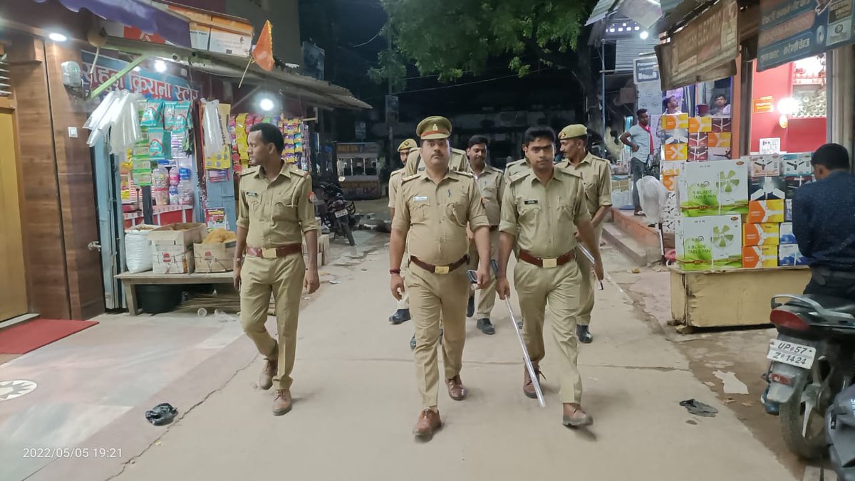 kushinagarpol's tweet photo. #SP_KSN @dhawalips के निर्देशन में थाना विशुनपुरा पुलिस टीम द्वारा थाना क्षेत्रान्तर्गत शांति एवं कानून-व्यवस्था बनाये रखने के दृष्टिगत  प्रमुख चौराहों, बाजारों व अन्य सार्वजनिक स्थानों पर #FootPatrolling किया गया। जनता से संवाद कर कराया सुरक्षा का अहसास। #uppolice https://t.co/8AVTGr3RS6
