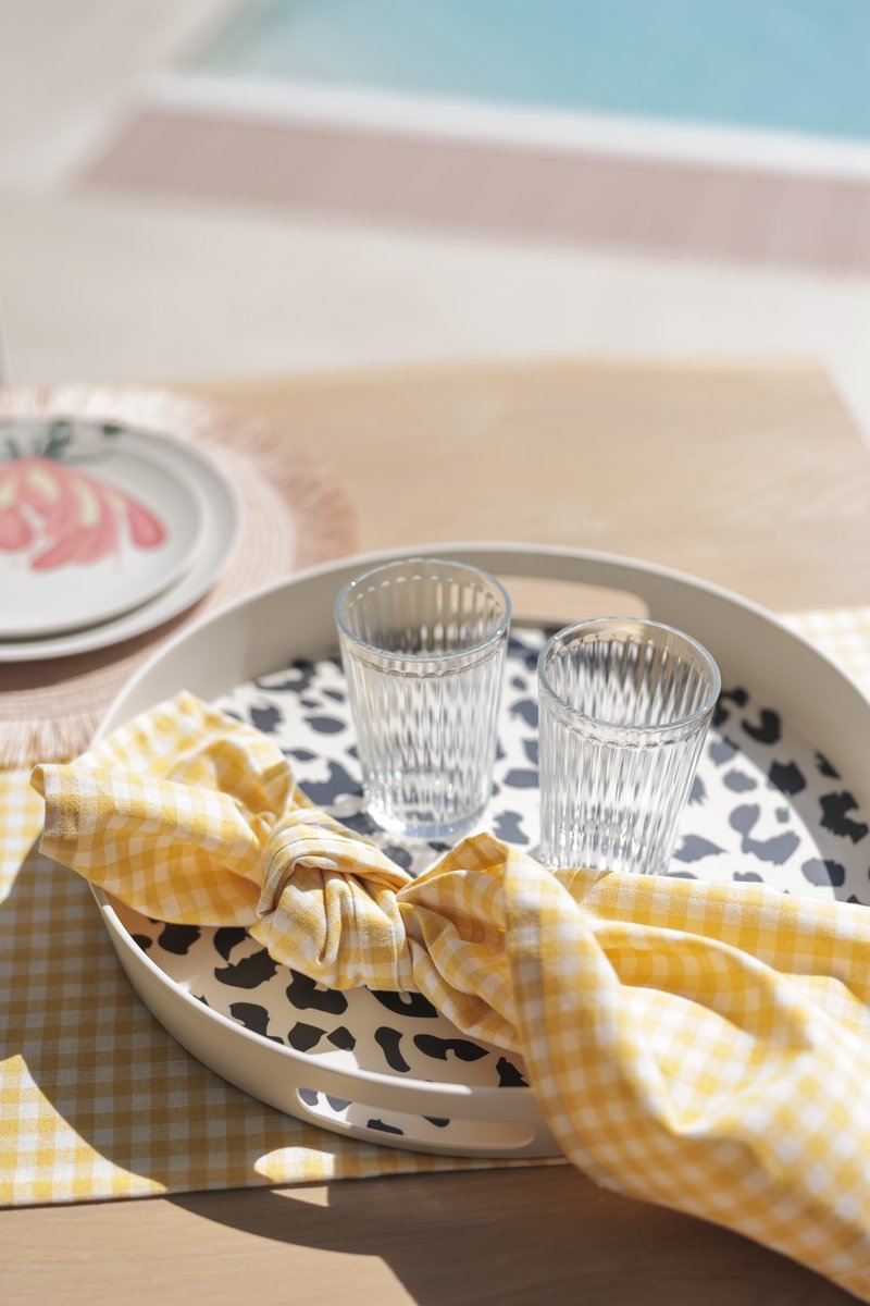 From deck to dishwasher, create an #outdoordining experience at home with our indoor/outdoor #diningaccessories. Shop our Ainsley #roundtray, Gina #teatowel and Gina #tablerunner at shiraleah.com!

#alfrescodining #tablescapestyling #tablescape #servingtray #diningset