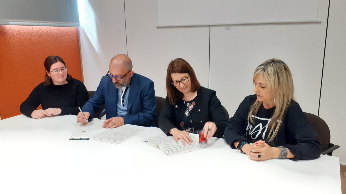 🤝Creem un fons de solidaritat amb <a href="/Mancoplana/">Mancomunitat La Plana</a> per ajudar a pagar el rebut de l'aigua a les famílies en situació de vulnerabilitat de #SantMartíCentelles, #Folgueroles, #Tona i #Viladrau.

Signen l'acord el president Ferran Teixidó i la nostra gerent <a href="/eguiradot/">Esther Guirado Torras</a>. #AGBARalteucostat