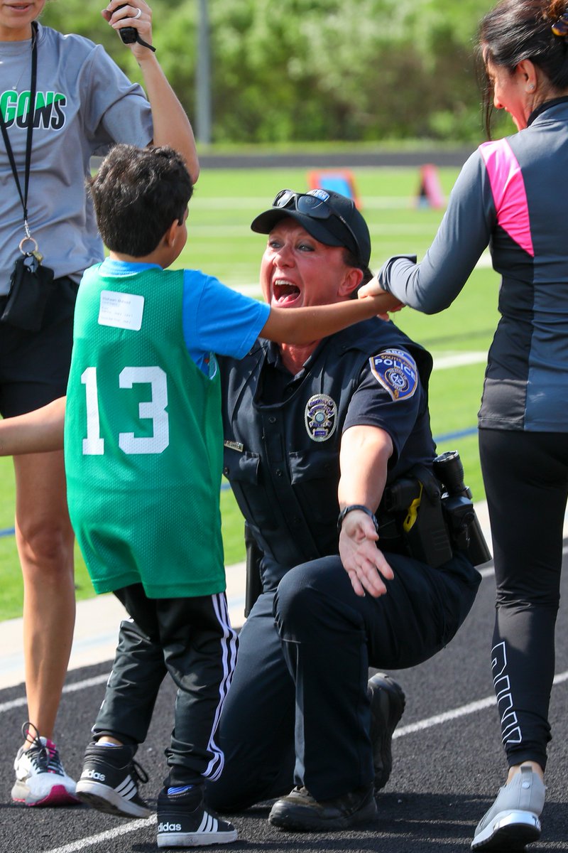 SouthlakeDPS's tweet photo. This past weekend, our officers were absolutely thrilled and honored to be a part of the Special Olympics at Carroll Middle School!

We marched in the Opening Ceremony.  We assisted with events.  Most of all, we CHEERED.

@DragonsSOTX 

1/ https://t.co/Kx8Bk7Y2O1