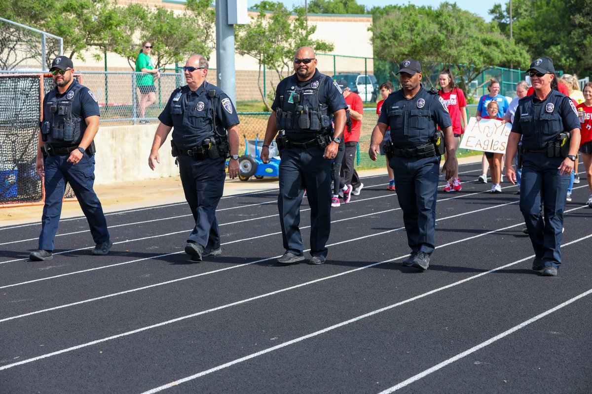 SouthlakeDPS's tweet photo. This past weekend, our officers were absolutely thrilled and honored to be a part of the Special Olympics at Carroll Middle School!

We marched in the Opening Ceremony.  We assisted with events.  Most of all, we CHEERED.

@DragonsSOTX 

1/ https://t.co/Kx8Bk7Y2O1