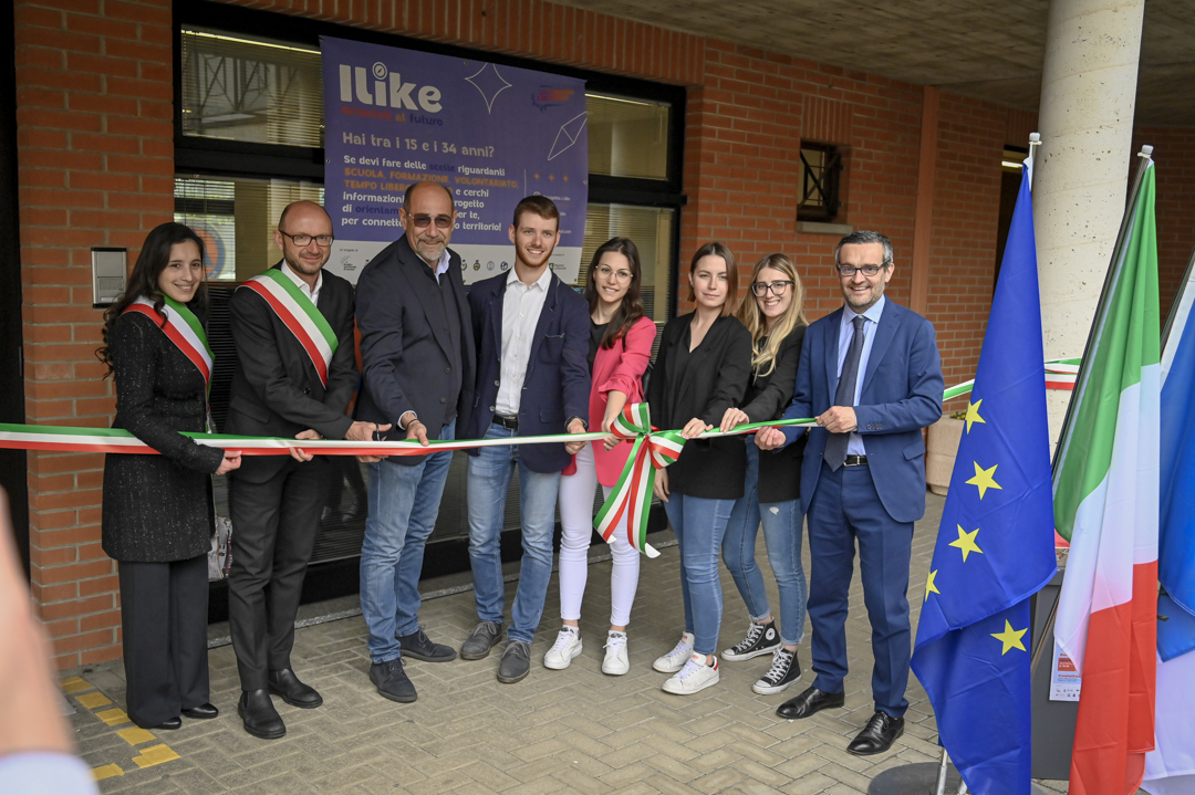 bologninistefan's tweet photo. Questa mattina ho incontrato a #Seriate i ragazzi del Progetto "I Like" e, con loro, ho inaugurato i due sportelli "InformaOrienta" di #Pedrengo e #Bagnatica.
Una bella mattinata, piena di stimoli e di riflessioni. Voglio fare i complimenti ai protagonisti di questo (1/2) https://t.co/2bJQEDUXkd