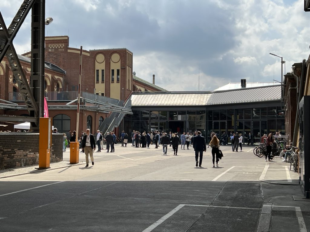 Intensiver Tag auf der  #ecommerceberlin „kleine“ Ausstellung, trotzdem spannende neue Anbieter gefunden, Vortragsprogramm auf 5 Bühnen war maximaler Overload 🤪 Relevanz: Top! Essen, trinken und vor allem Kaffeeversorgung ging so, zuwenig Sitz-/Arbeitsmöglichkeiten 😤 CU `23 👍