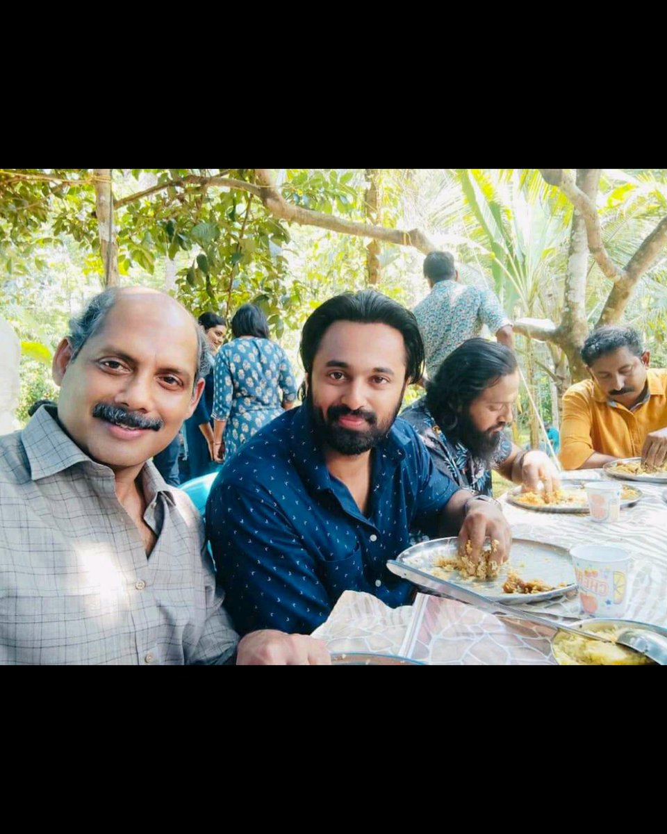 UnniMukundanClb's tweet photo. Aneesh Ravi 🥺🤗❤️

@iamunnimukundan #AnupPandalam 
#shefeekkintesanthosham ❤️🥰

#UnniMukundan #aneeshravi

 @UMFPvtLtd #ShefeekkinteSanthoshamMovie https://t.co/fegBI7WjN6