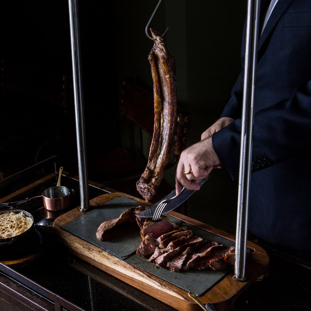 Tomahawk flambeado con coñac, uno de los cortes más aclamados de la casa.

¿Con quién lo compartirías?
 
Beneficio exclusivo Club La Nación 20%OFF

Reservas por WhatsApp: +54 9 11 3559-9199.

#parrillaargentina #restaurant #carneargentina #PuertoMadero #gastronomía