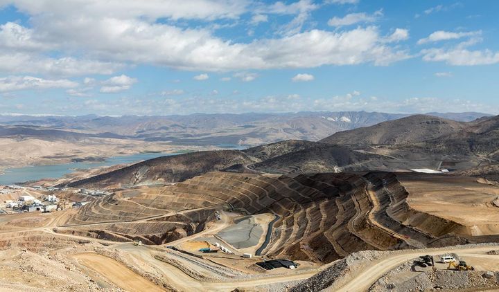MiningTurkey's tweet photo. Çöpler Gold Mine Produced 70,641 Ounces of Gold in the First Quarter of 2022 

#mining #gold #Production 

https://t.co/6XHZ4DqpZW https://t.co/NLcwEJLESl