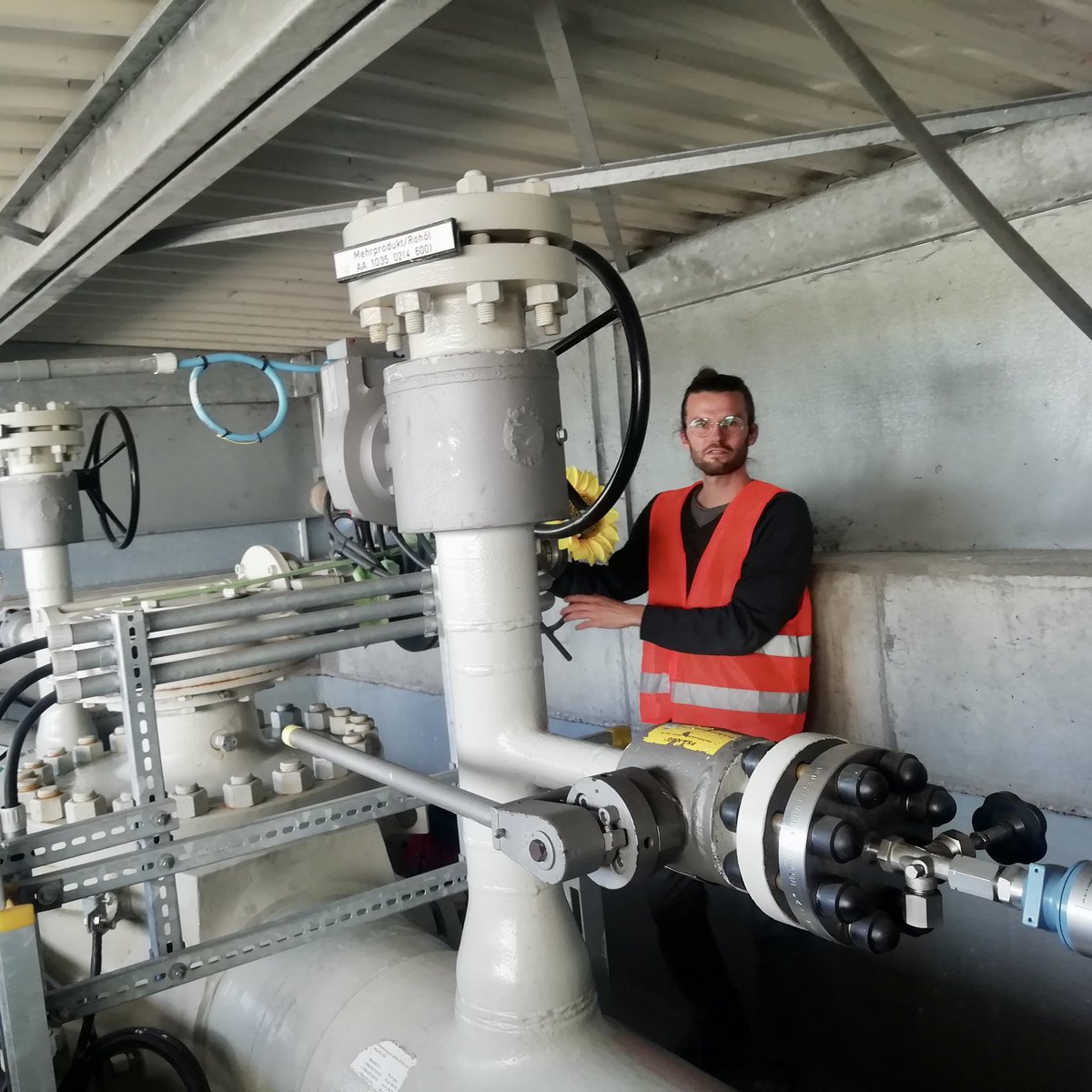 AufstandLastGen's tweet photo. „Ich habe mich dazu entscheiden, eine Öl-Pipeline zuzudrehen, auch wenn mir dafür für kürzer oder länger meine Freiheit entzogen wird.

Ich bin davon überzeugt, dass die Mehrheit, so wie ich, eine bessere Zukunft will. Deswegen stelle ich mich dem System in den Weg.“

Lars, 30 https://t.co/Z2WF76VWq3