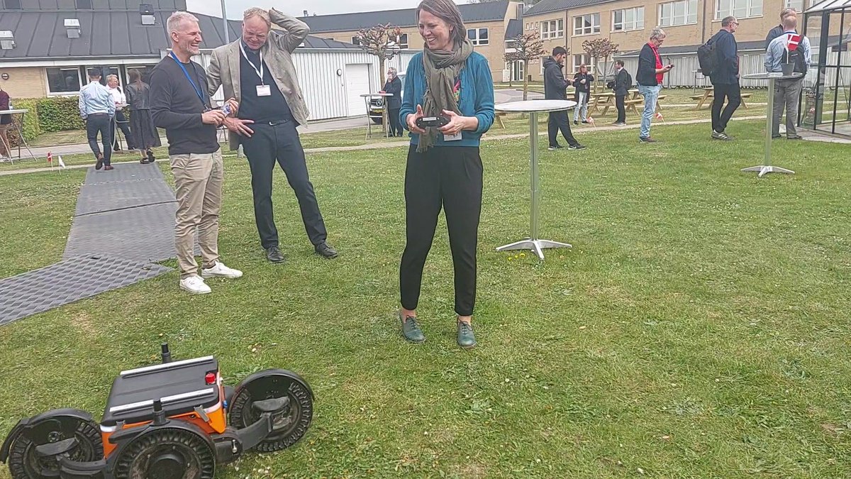 Wanscher's tweet photo. I love my job. Got to drive a #CapraRobotics today 😁
@TeknologiskInst #RobotBrag #Wearerobotheroes #WomanInRobotics #Platform https://t.co/hvbxc6hyje