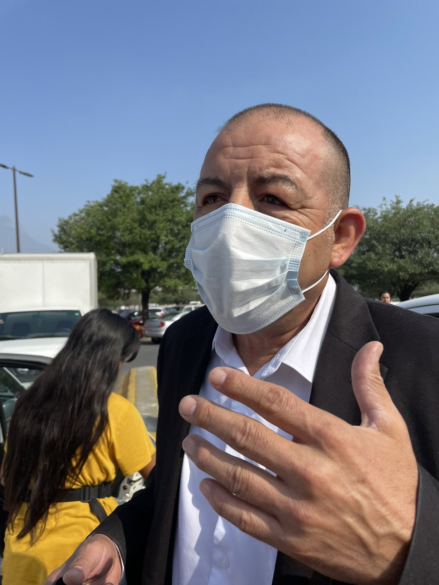 DNY_GARCIA's tweet photo. Esta persona está tomando fotos a las mujeres en @HEB_mexico #gonzalitos tengan cuidado PD: bien por la gente de seguridad que actuaron ante esto https://t.co/lyRskSN6mx