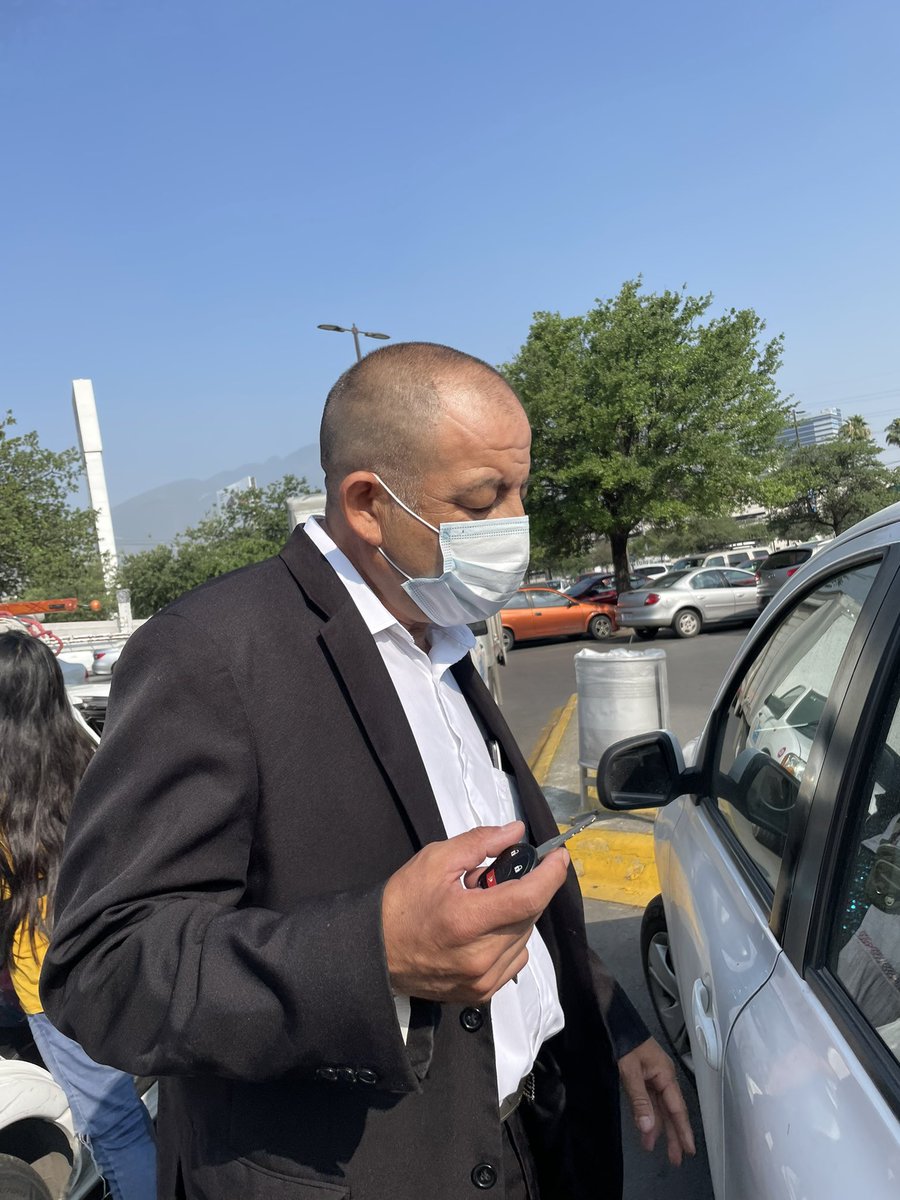 DNY_GARCIA's tweet photo. Esta persona está tomando fotos a las mujeres en @HEB_mexico #gonzalitos tengan cuidado PD: bien por la gente de seguridad que actuaron ante esto https://t.co/lyRskSN6mx