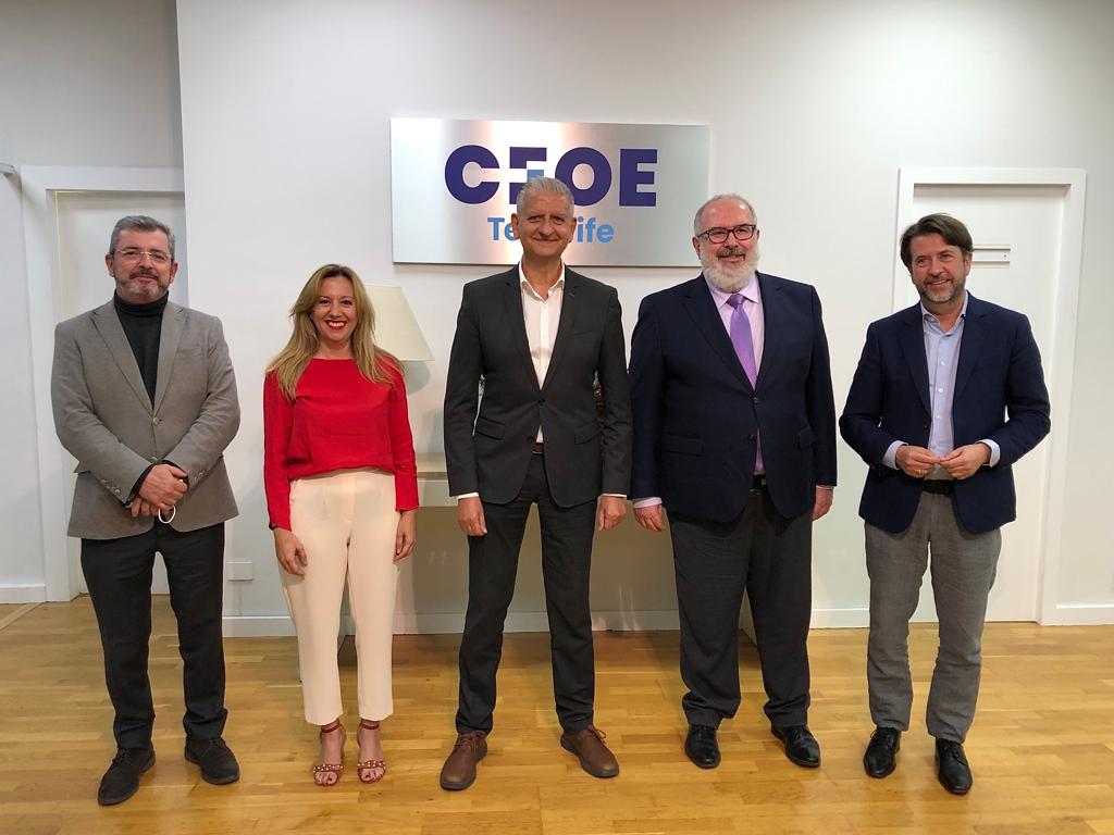 🏴󠁧󠁢󠁳󠁣󠁴󠁿Rechazamos la “Opa hostil” que pretende hacer la Autoridad Portuaria de Las Palmas sobre la tinerfeña.

🔴Tras una reunión con <a href="/ceoetenerife/">CEOE-TENERIFE</a>, <a href="/rdavmam/">Rosa Dávila</a> deja claro que “no vamos a permitir que la Autoridad Portuaria de Las Palmas engulla a la de #Tenerife”.

#TenerifeTeNecesita