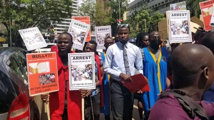 DoreenNyanjura's tweet photo. Unable to afford basic necessities for their education, today these university students armed with placards decided to peacefully demostrate what they're going through.

They were brutally arrested &amp; told to go back to their homes &amp; eat cassava if they can't afford education. https://t.co/D1MWeW3F6v