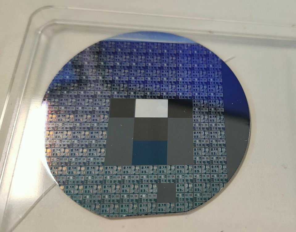 Qraaal's tweet photo. J’ai promis un fil sur la production de composants semiconducteurs, mais pour toutes les technologies de composants, je devais mobiliser de grosses notions de physique des matériaux. Du coup, je vais toutes les regrouper ici, en un premier fil. https://t.co/2tr8AaSJsy