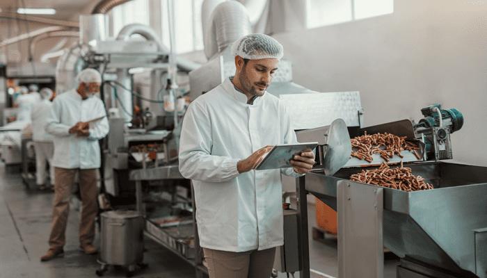 Our latest #blog explores how digitalizing #FoodManagement can help the industry save money, produce higher quality products, and become more environmentally friendly: sheaglobal.com/food-managemen…