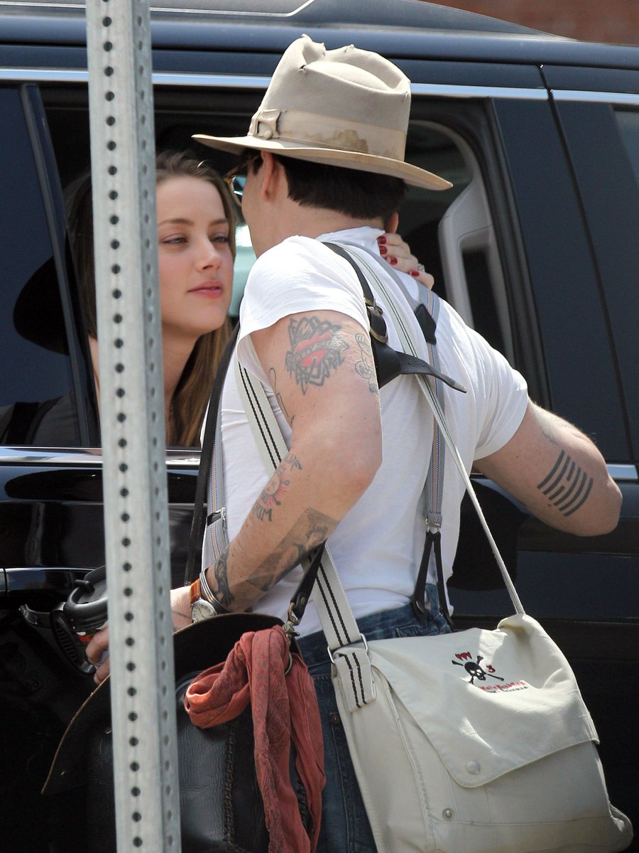 GellertDepp's tweet photo. Here’s photos of Amber Heard and Johnny Depp just a WEEK after the 2014 Met Gala! 

HER NOSE IS NOT BROKEN OR EVEN BRUISED #DeppvHeard #JusticeForJohnnyDepp #AmberHeardIsALiar https://t.co/HkqCmupNhI