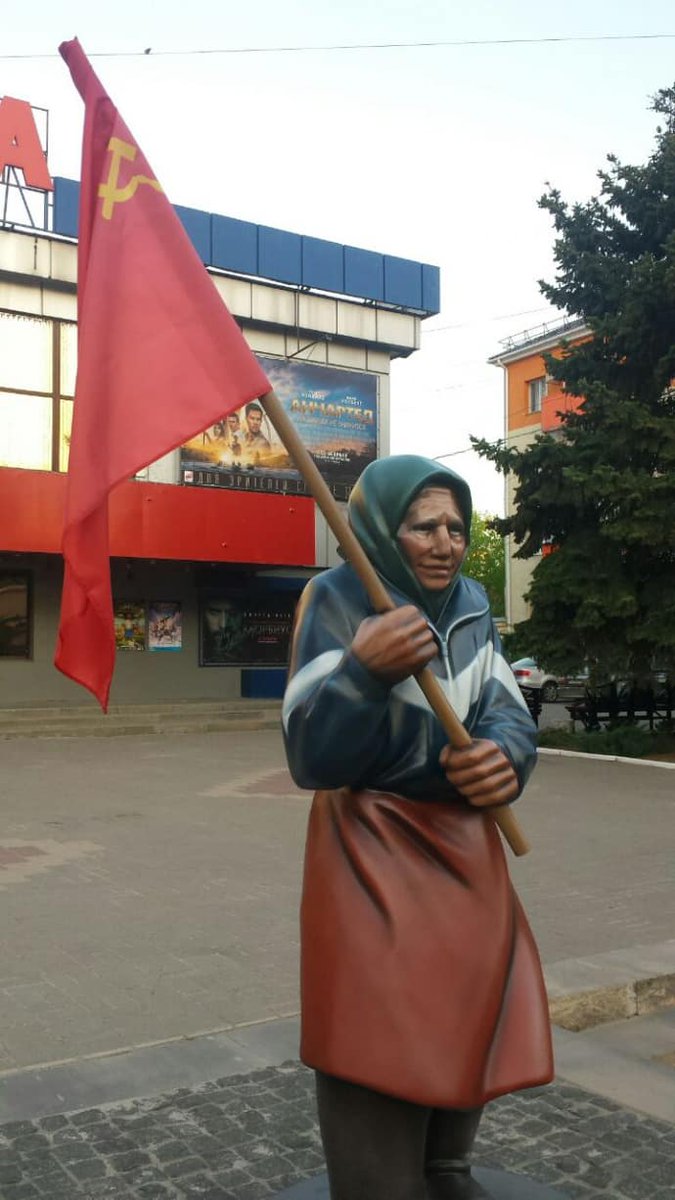 adagamov's tweet photo. Украинцы нашли "баб�� Аню с флагом" из-под Харькова, из которой российская пропаганда сделала "символ победы". Пока бабке ставят в РФ памятники и рисуют ее на стенах, она с дедом осталась без крыши над головой — в ее дом прилетела российская мина.
https://t.co/Kex9ZCMZ40 https://t.co/SprN2SOoJM