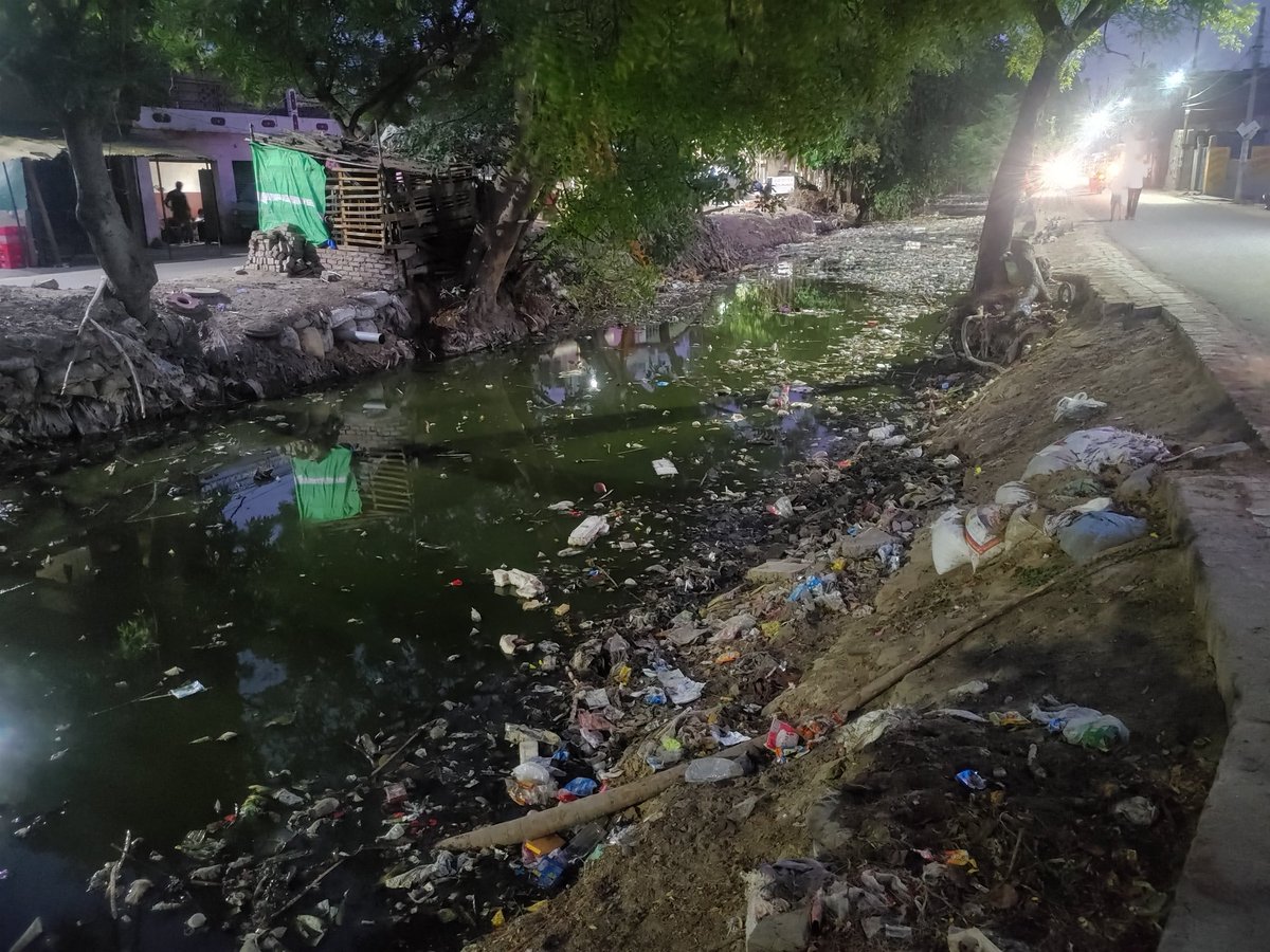 shubham_7595's tweet photo. NO FOGGING, NO GARBAGE COLLECTION, NO CLEANING
People suffering from fetor dirty smell,lots of mosquitoes&amp; many diseases,respiratory diseases, scabies,dengue,malaria due to garbage dumped and water logging across both sides of canal
Affected area-153 sanjay gandhi nagar Naubasta https://t.co/RhzsGM6jFH