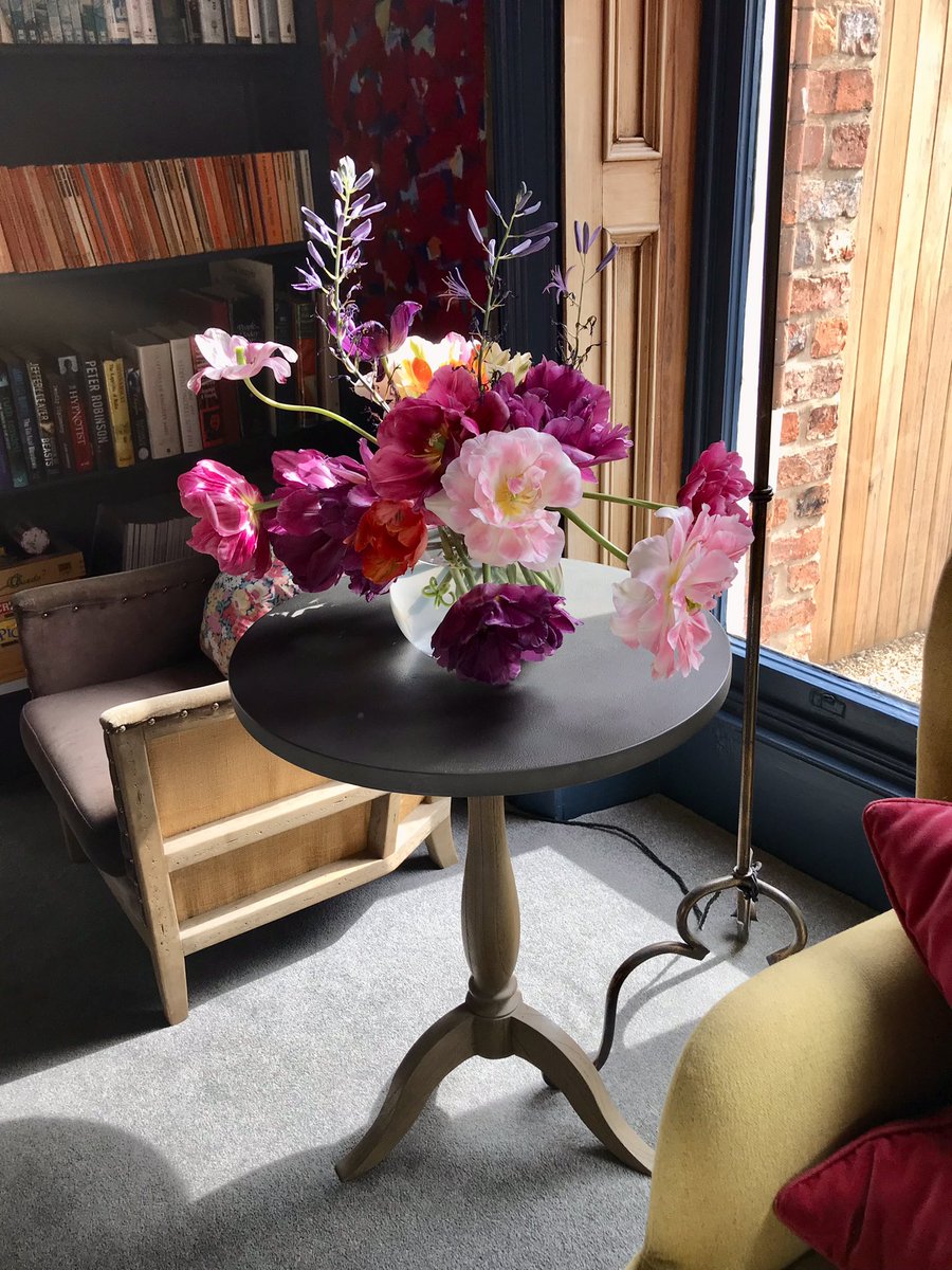 Bit of tulip drama unfolding in the sitting room #prettyflowers #york #uk #staycation #holidayhouse