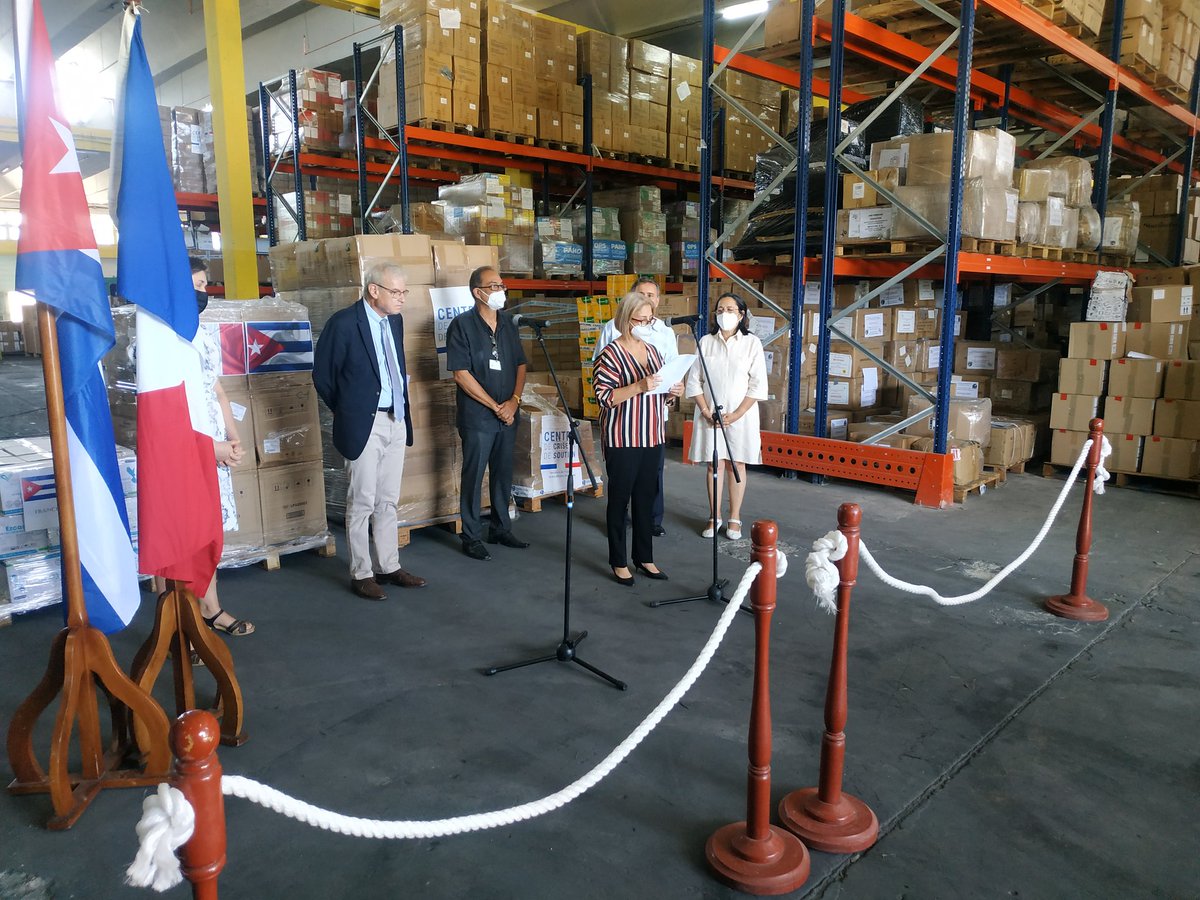 Agradece la Directora General <a href="/magalys_estrada/">Magalys Estrada</a> al Embajador francés <a href="/Patrice_Paoli/">Patrice Paoli</a> donativo de 18 toneladas de insumos médicos para continuar el enfrentamiento a la #Covid_19 #Solidaridad #CubaVive <a href="/MINCEX_CUBA/">MINCEX🇨🇺</a> <a href="/BonacheaInalvis/">Inalvis.Bonachea</a> <a href="/R_Malmierca/">Rodrigo Malmierca Díaz</a> <a href="/AnaTeresitaGF/">AnaTeresita González</a>
